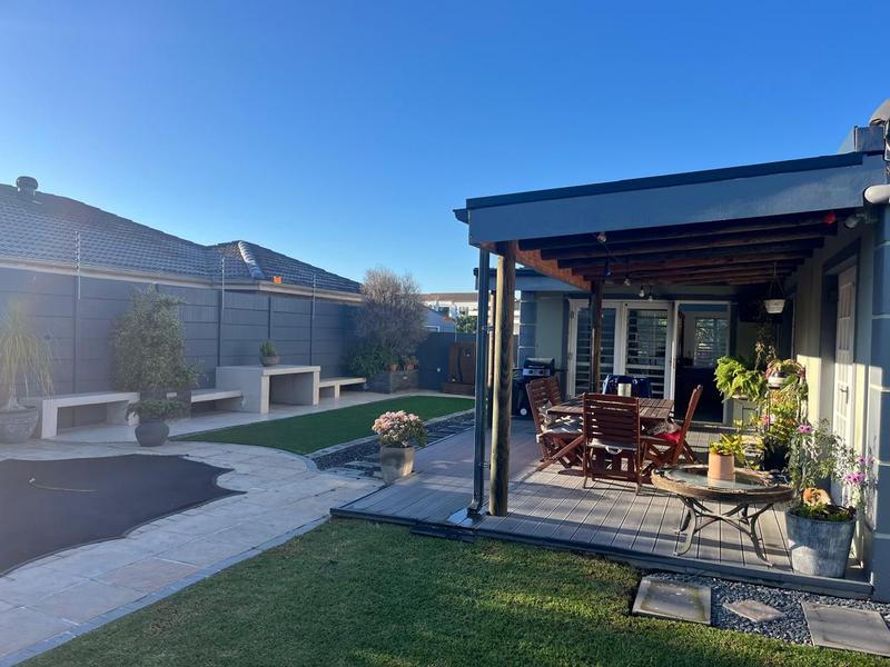 To Let 3 Bedroom Property for Rent in Uitzicht Western Cape